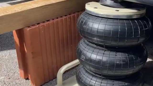 Car repair, automobile maintenance, automobile tire parts maintenance.