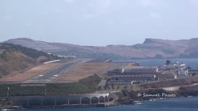 ATR72-500 HARD TOUCHDOWN (A330 crosswind Landing)