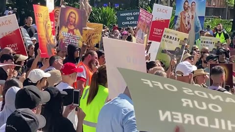 🇦🇺 People who turned up in Sydney at the Protect the Children rally.