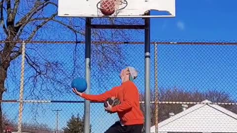 Nobody: Me shooting around: