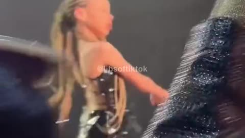 Οι ενήλικες επευφημούν την 13χρονo Drag Queen να παίζει σε εκδήλωση