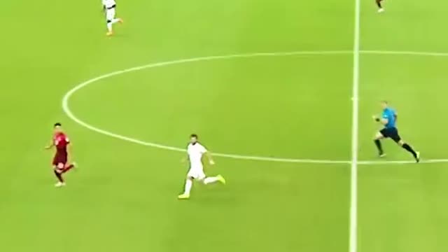 Ronaldo mocking it. SEWEY! Some dizzy defenders. It’s not looking good brev. 🤯