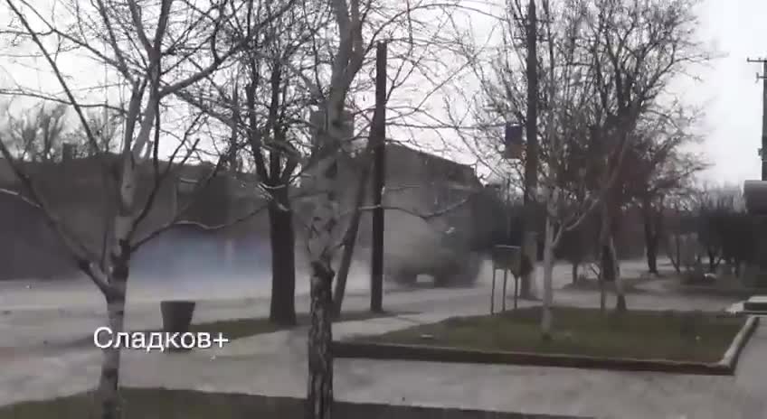 #Russian tanks attacking #Ukraine position in -#Mariupol 🚨💥🔥🇺🇦🇷🇺