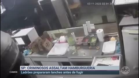 Assaltantes invadem hamburgueria e preparam lanches durante roubo | Primeiro Impacto (07/11/22)