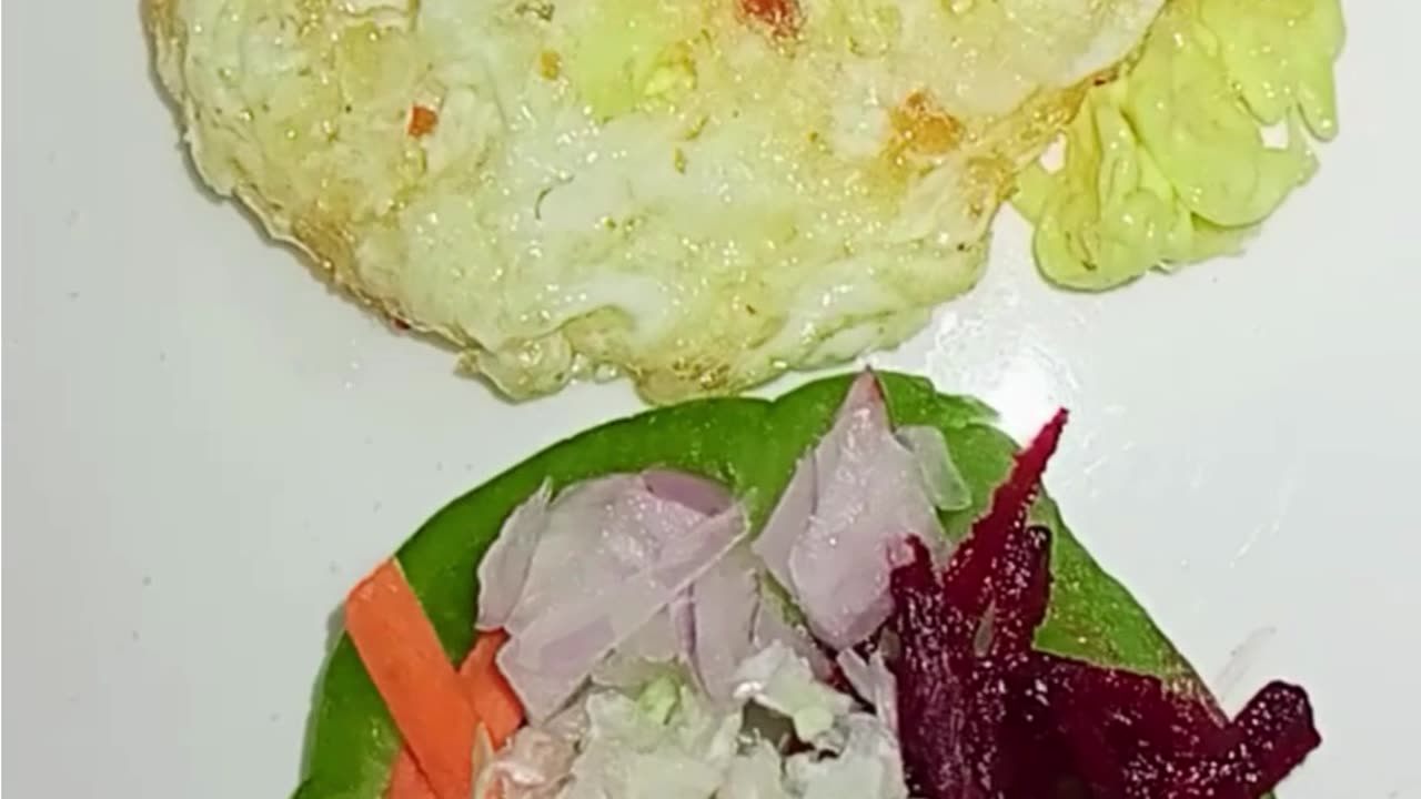 egg with salad #eggsalad #shorts #yt #trending #edit #recipe #capcicum #youtube #sub (RAY.OFFICIAL)