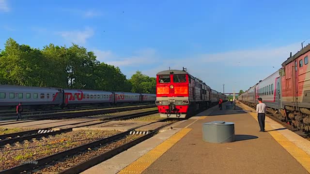 Железная дорога. Тепловоз 2ТЭ10 с пассажирским поездом / Diesel locomotive 2TE10 & passenger train