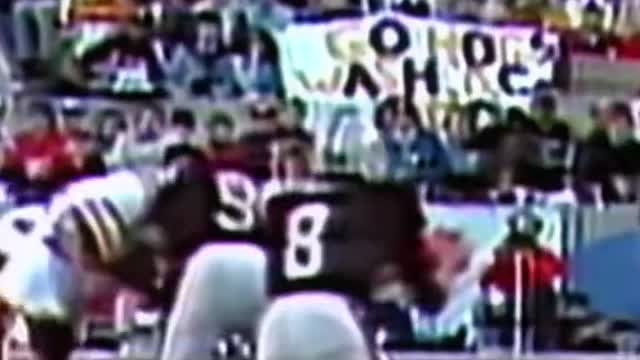 Ray Guy makes ONE HANDED CATCH on punt‼️