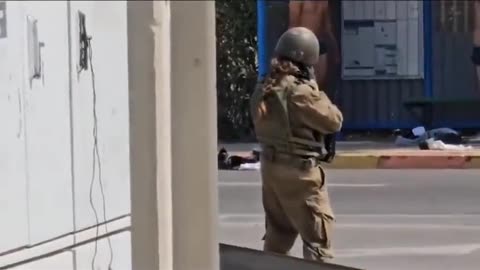 Israeli female soldier holding Hamas terrorists at gunpoint