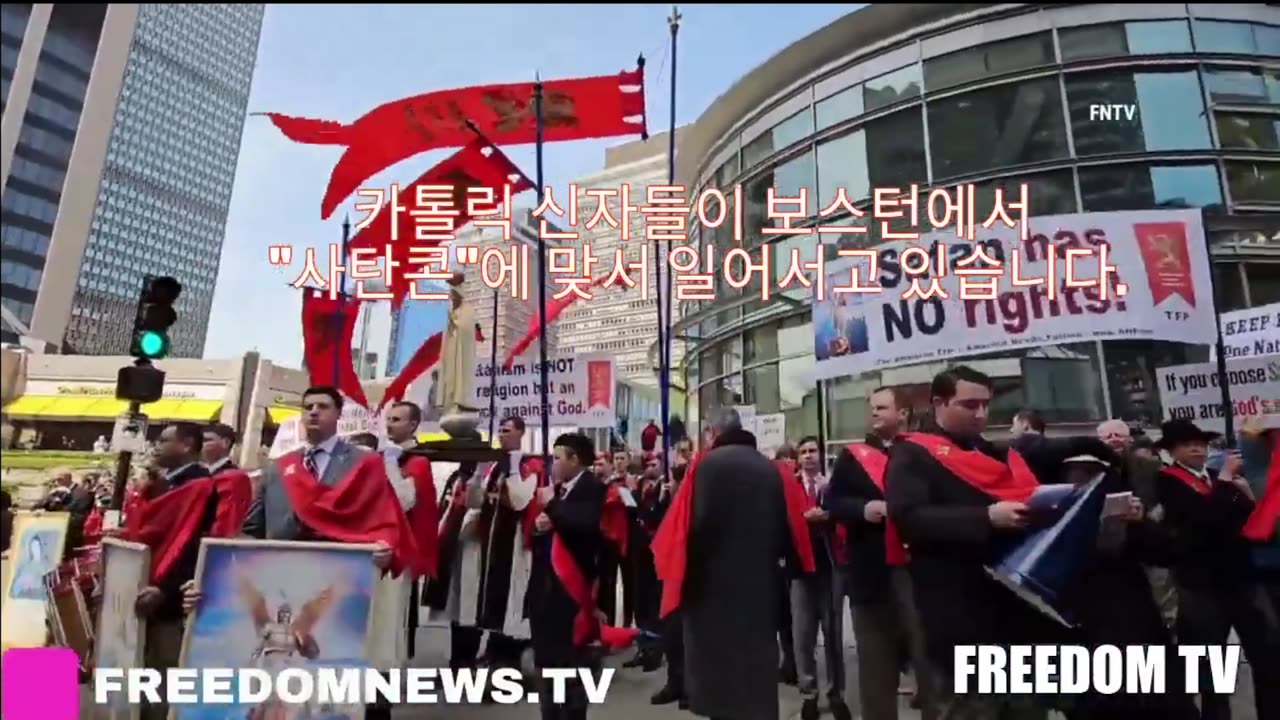 마리아를 내세워 사탄숭배자들과 싸우는 카톨릭