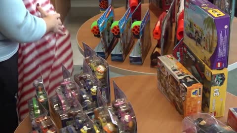 Pediatric cancer patients receive presents for Christmas