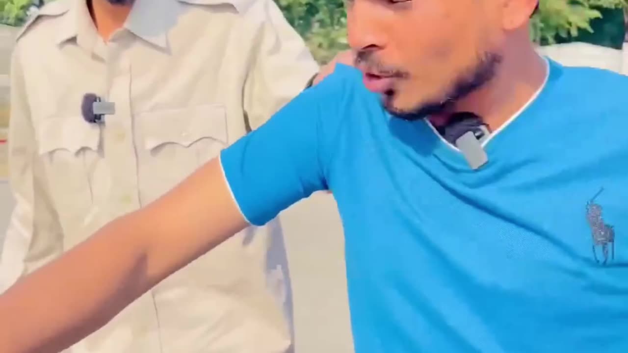 Police se bach kar ja rha tha ye bhai 😂😂