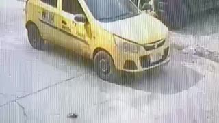 Taxi arrolla a pasajera