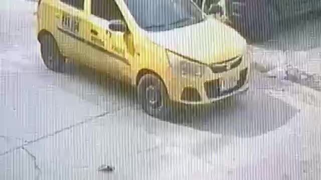 Taxi arrolla a pasajera