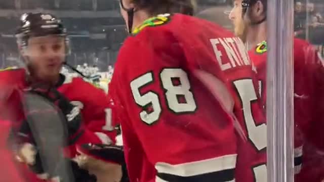 What’s going on here 😂 (via @Chicago Blackhawks)