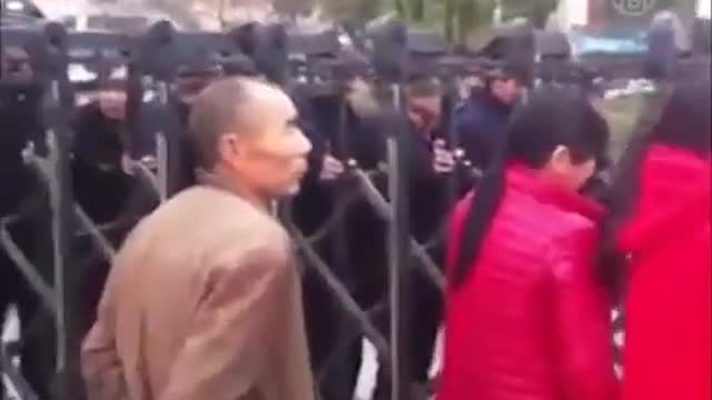 Bebê Atropelado por Funcionários do Planejamento Familiar da China
