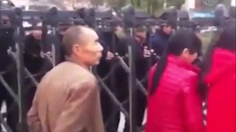 Bebê Atropelado por Funcionários do Planejamento Familiar da China