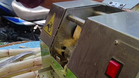 Low price refreshing sugercane juice in indian street