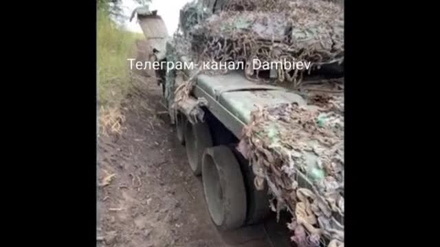 A T-72B tank shot down by the Ukrainian army.
