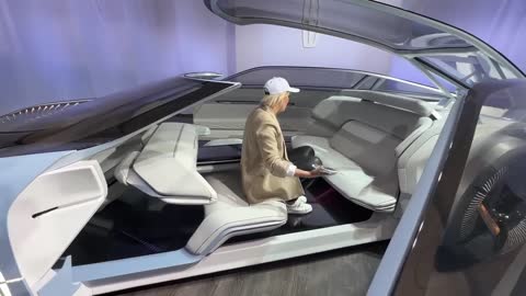 New Lincoln Model L100 Concept has a Cinema Floor