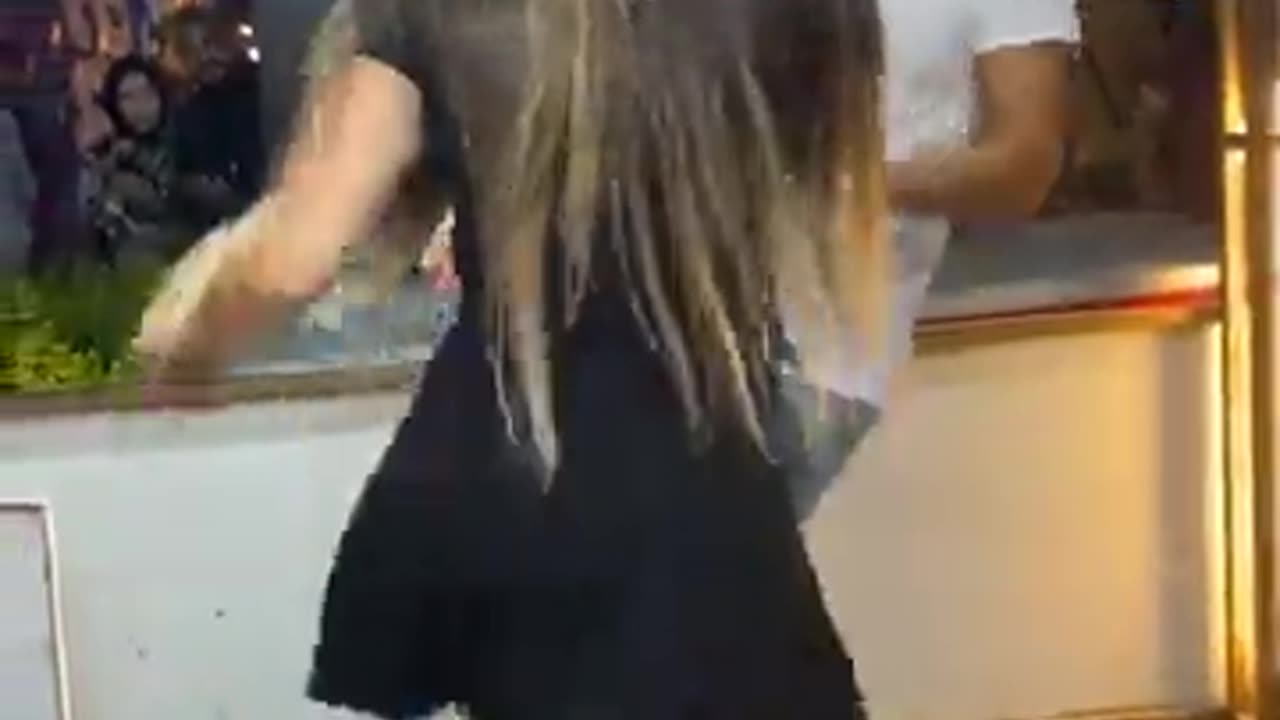 Gril cilgin dondurmaci dancing