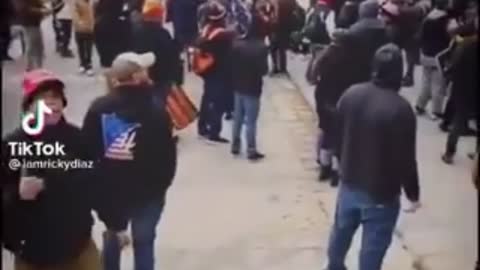 JAN 6 COPS DO NOTHING AS A MAN PLEADS W THEM