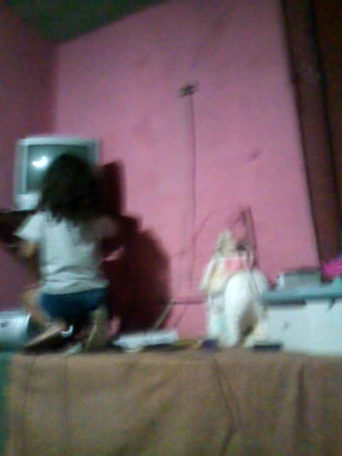 Crianca assistindo televisao analogica