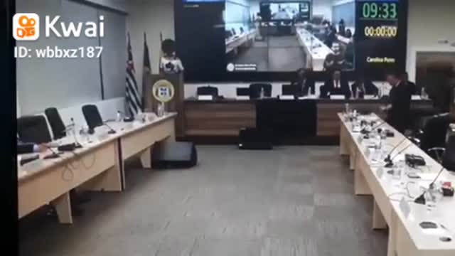 Militante do "PiÇóL" entrou para lacrar e foi envergonhada.