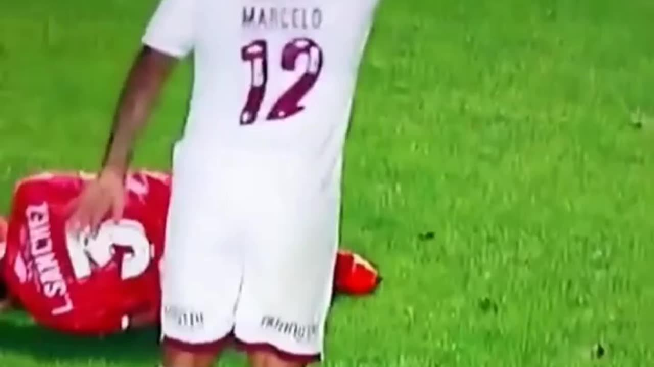 HORRIBLE SCENES as Marcelo Breaks player's leg doing Skills.