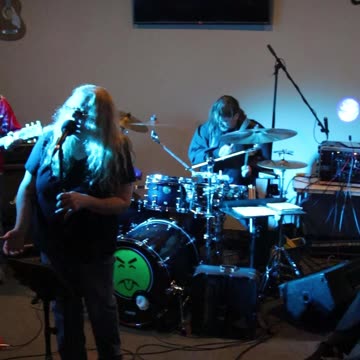 Tone Bandits sing Black Is Black by Los Bravos at Dairyland Brew Pub!