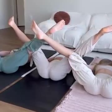 Cat/Cow Yoga Stretch with @LilliesYoga & @CiaraStretches | Perfect for Beginners