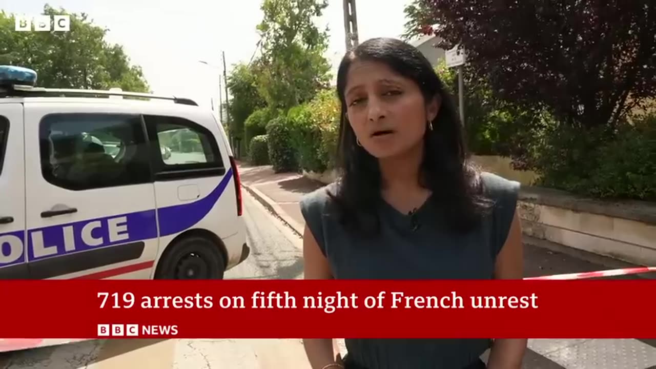 France riots: Mayor's wife hurt after attack on their home - BBC News