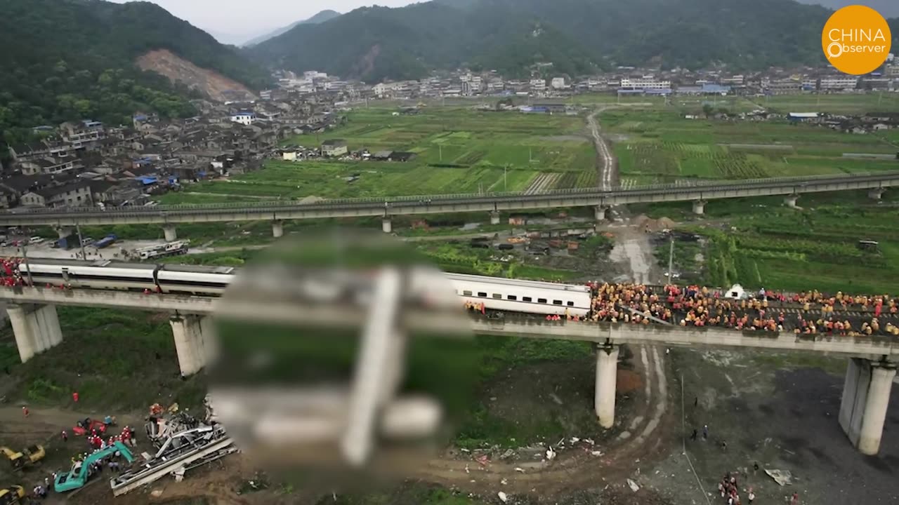 Horrific!Beijing Tofu-Dreg Metro Crashes and Abruptly Breaks Apart,Throwing Passengers From Carriage