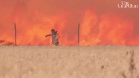 Spain: man caught in wildfire escapes with clothes ablaze