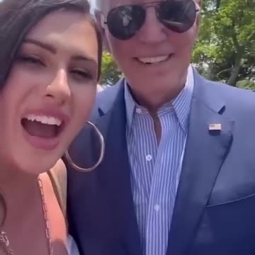 La modella transgender in topless durante la festa del mese dell'orgoglio LGBT a giugno 2023 alla Casa Bianca a Washington D.C 🏳️‍🌈 dopo aver incontrato PEDO JOE Biden🏳️‍🌈Biden è per la piena uguaglianza per gli americani LGBTQ.