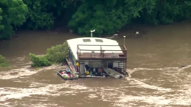 Extreme rain floods Australian towns, strands residents