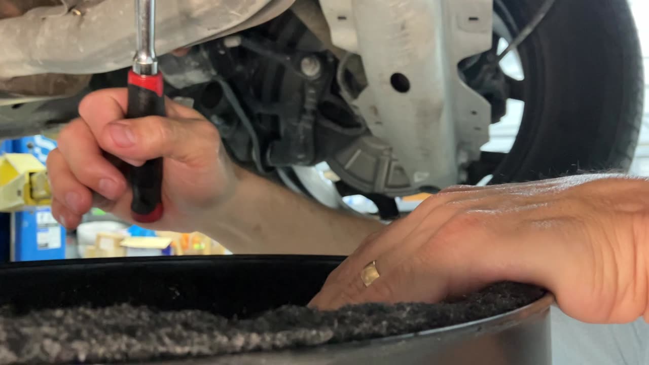 ep1 - 2022 Ford Maverick FX4 Rear Disconnect Unit (differential) fluid change