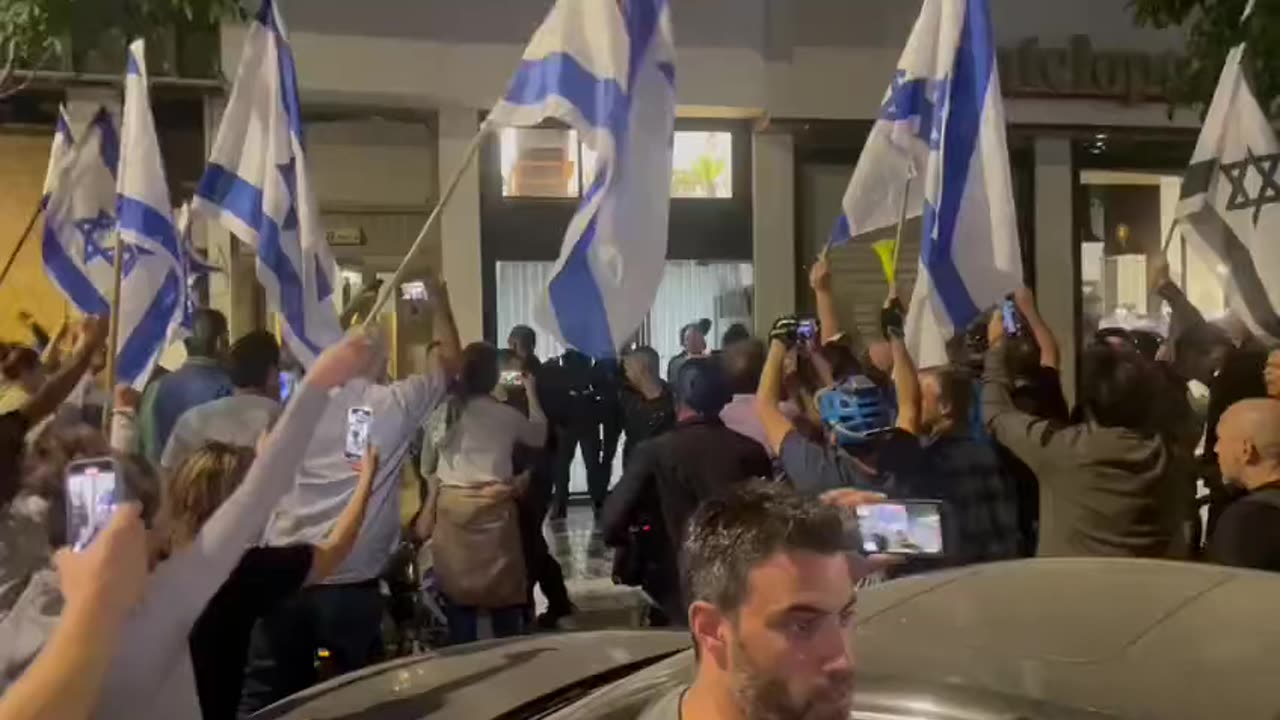 Netanyahu's Wife Was Stuck Inside A Hair Salon For 3 House By Protestors