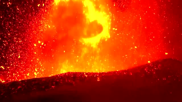 La Palma volcano lights up the night sky