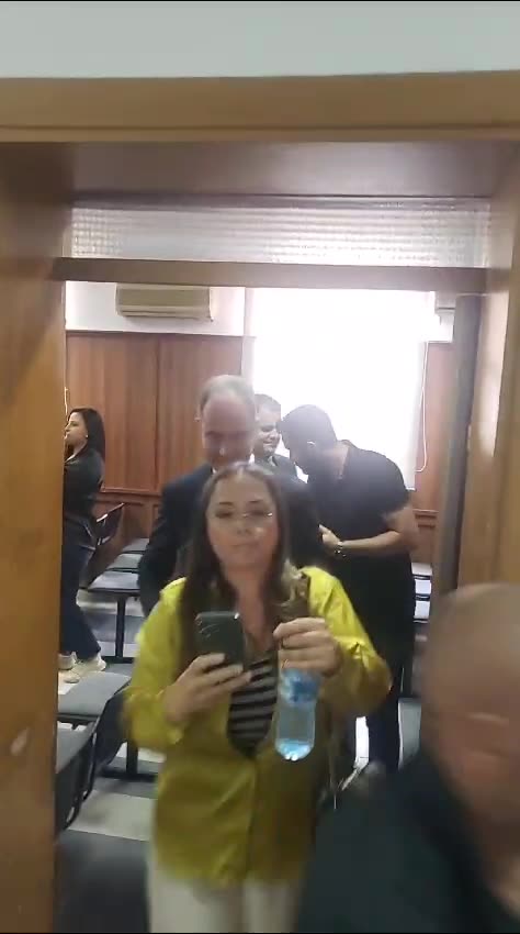 Entuziazmi brenda sallës së gjyqit pas vendimit për vulën dhe logon