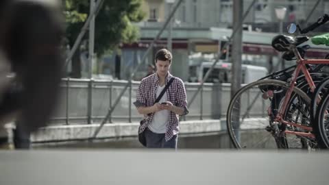 Zaubertrick mit dem Smartphone im Strassenverkehr