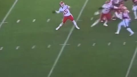 Patrick Mahomes channels trace McSorley with this 57 yard dime pass