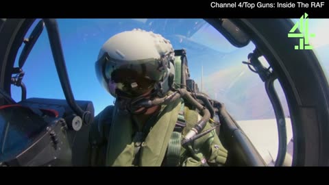 Pamjet kur avioni ‘Typhoon’ i Britanisë rrethohet nga 3 bombardues rusë