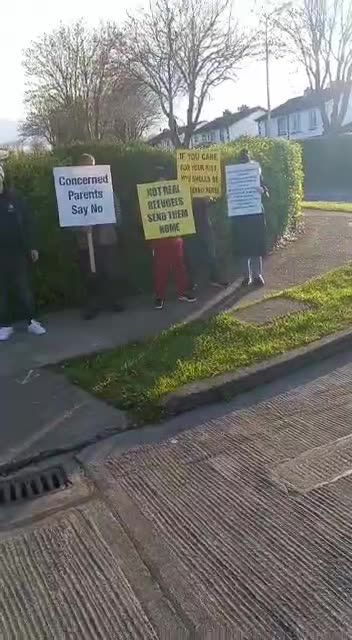Irish protesters hit commie scum Paul Murphy's house.