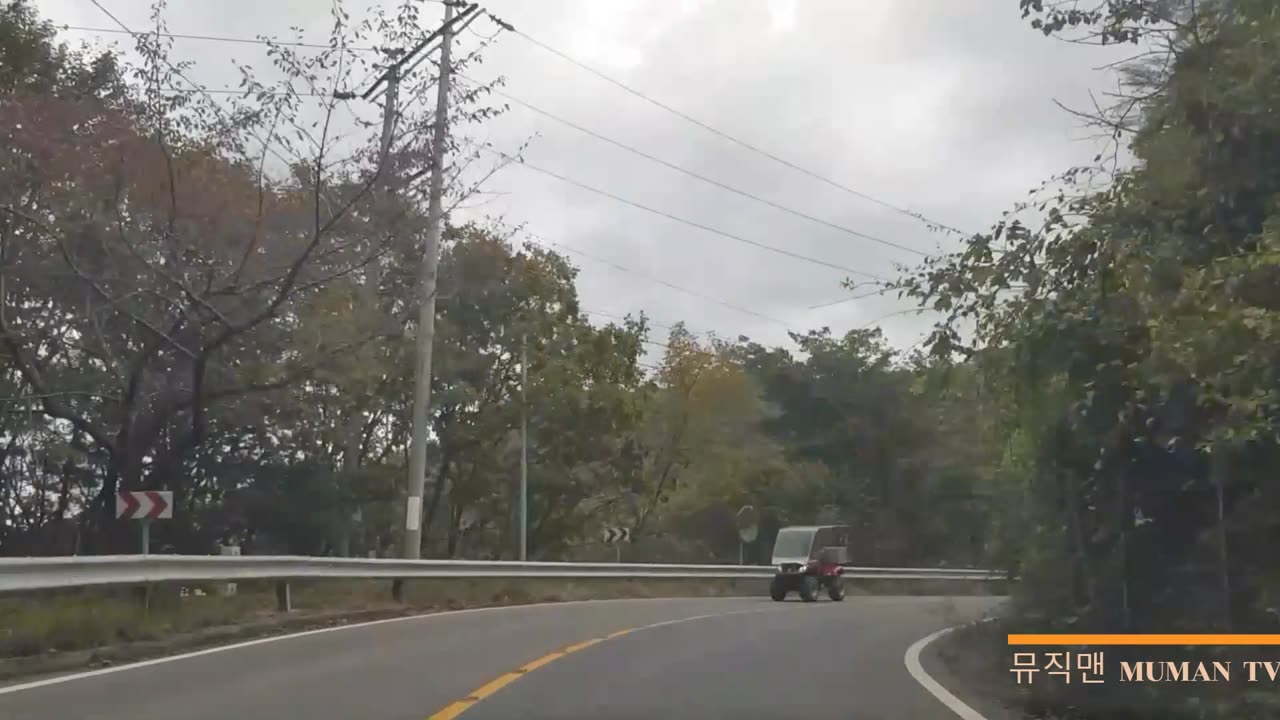 Autumn scenery on the way to a country house in Korea