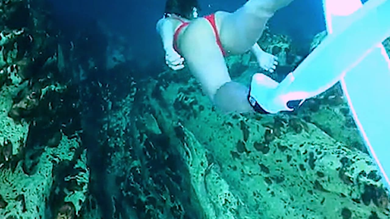 Freediving in the limestone cliff of BARRACUDA LAKE , PHILIPPINES!