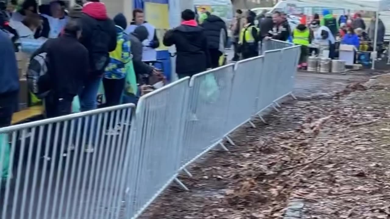 Ételosztás a Népligetben