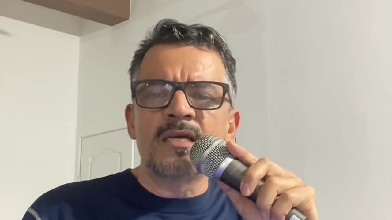 Dr Fredy Portillo cantando en noche de Karaoke por Tiktok parte 2