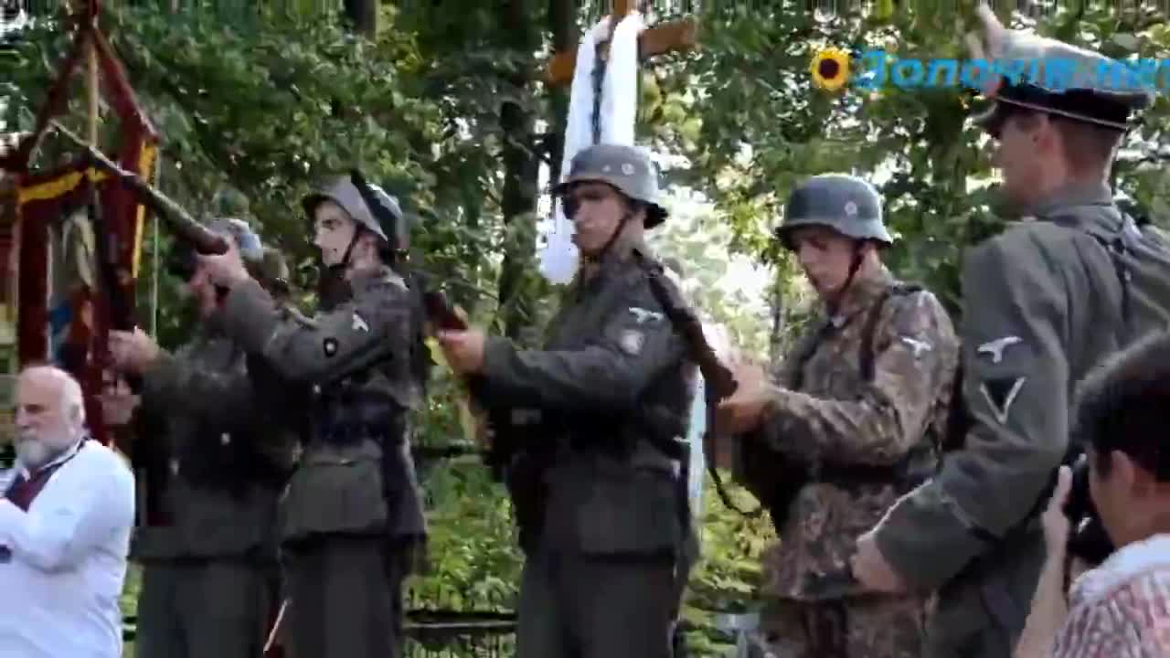 Ukrajina | pohřeb člena SS Galicija