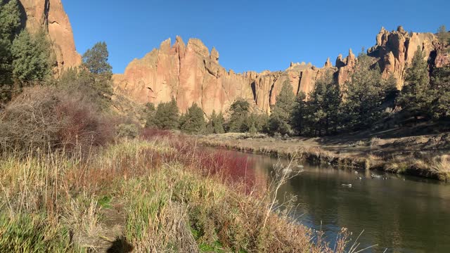 Central Oregon – Smith Rock State Park – Sorry Ducks, Didn't Mean to Ruin the Party – 4K