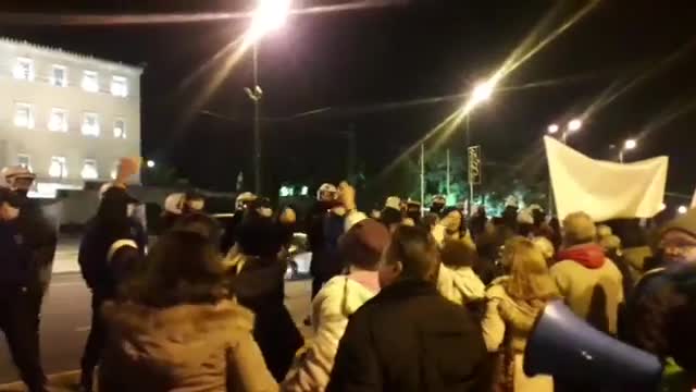 ΠΟΡΕΙΑ ΥΓΕΙΟΝΟΜΙΚΩΝ ΣΕ ΑΝΑΣΤΟΛΗ-ΦΩΤΙΑ ΦΩΤΙΑ ΣΤΑ ΠΙΣΤΟΠΟΙΗΤΙΚΑ.